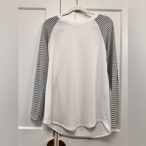 White tunic topic with striped raglan sleeves women’s M